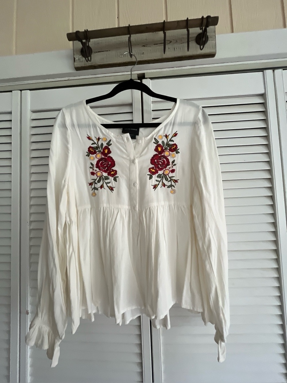 Live Los Angeles Embroidered Floral White Peasant Blouse. Size M